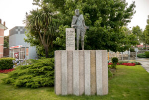 Monumento a Don Diego Sarmiento de Acuña.